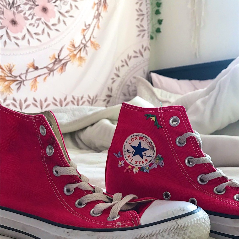 Hot pink converse, hand sewed flowers, size 6.5